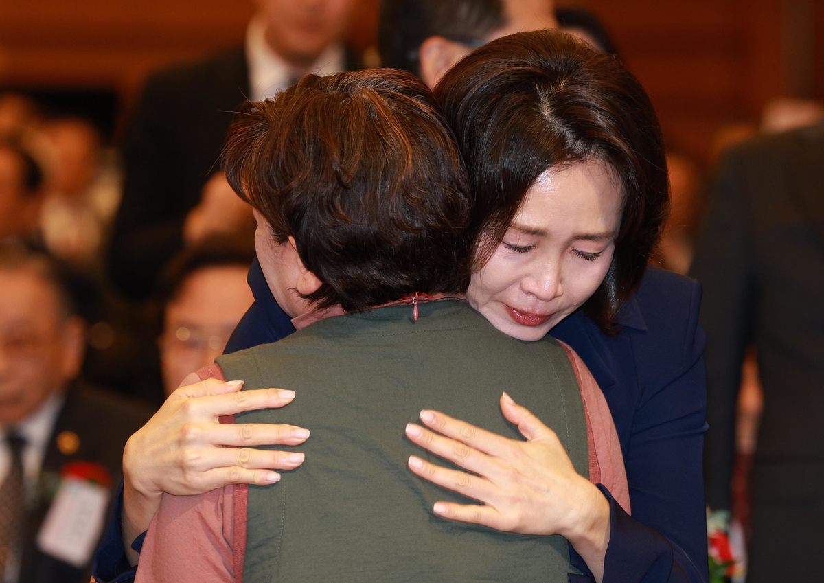 origin_어버이날기념식눈물흘리는김혜경여사.jpg