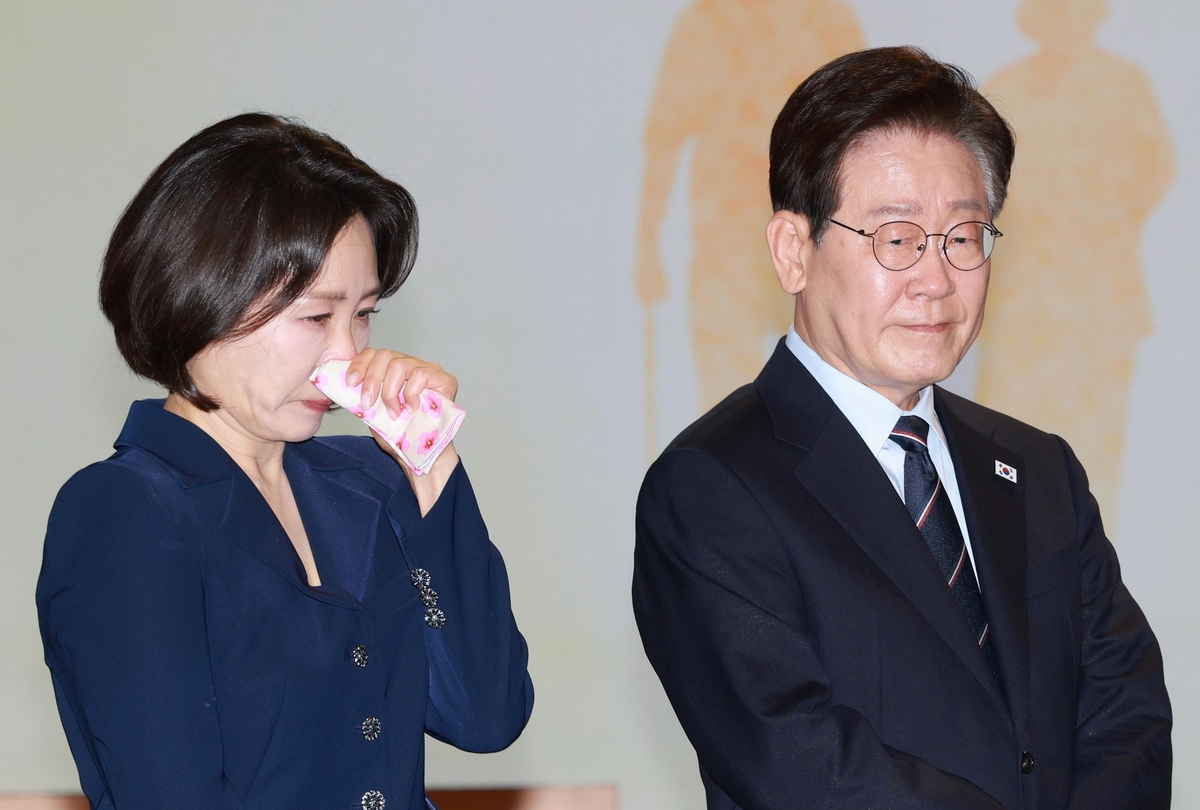 origin_제54회어버이날기념식눈물훔치는김혜경여사.jpg