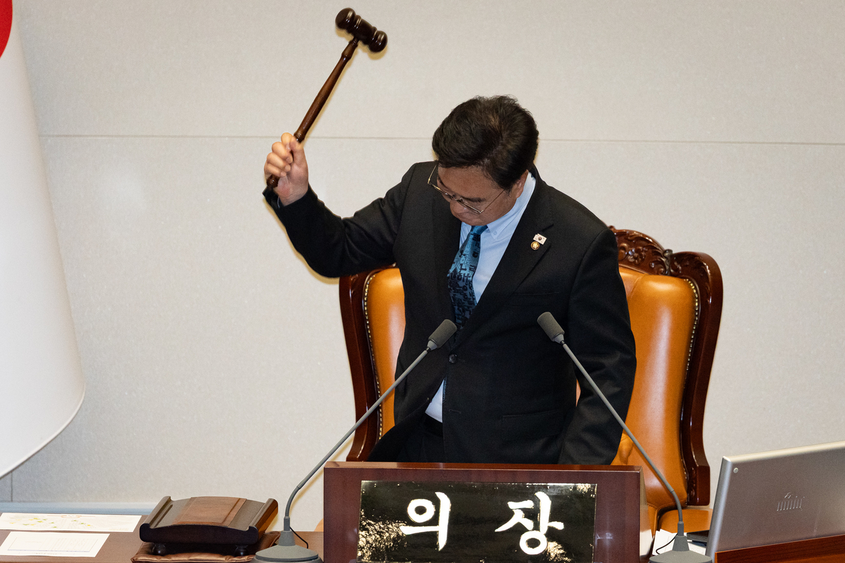 '개헌 좌절' 우원식 의장, 울분의 산회 선포... 