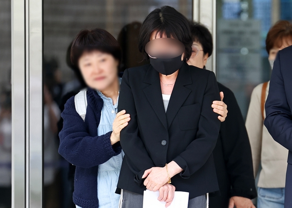 origin_부축받으며이동하는채상병어머니.jpg