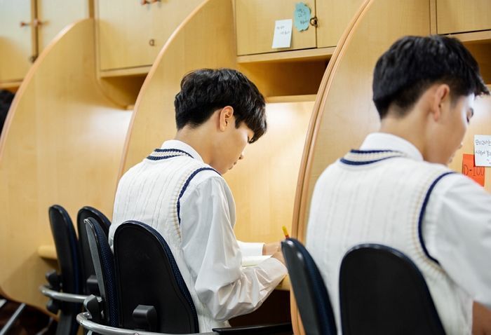 ‘광주 흉기 피습’ 여고생 비명 듣고 달려간 고교생... 목 찔리고도 범인과 대치