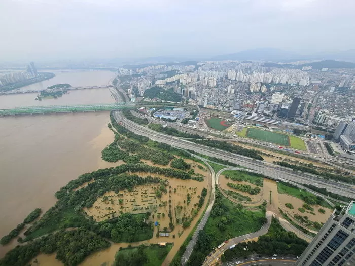 폭우로 흙탕물 된 한강 / 뉴스1