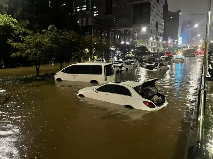 지난 8일 침수된 강남역 교대 방향 도로 / 뉴스1