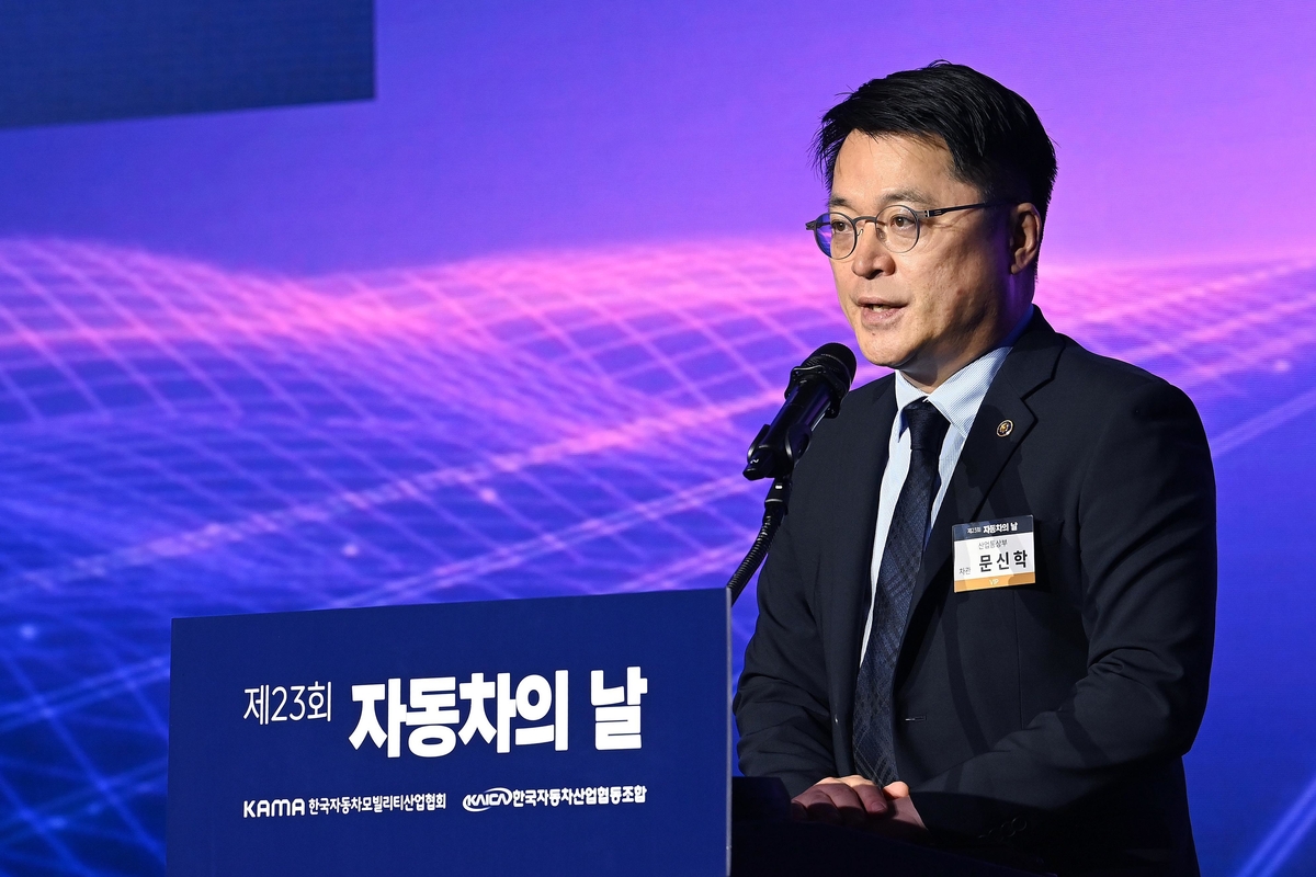 origin_축사하는문신학차관.jpg