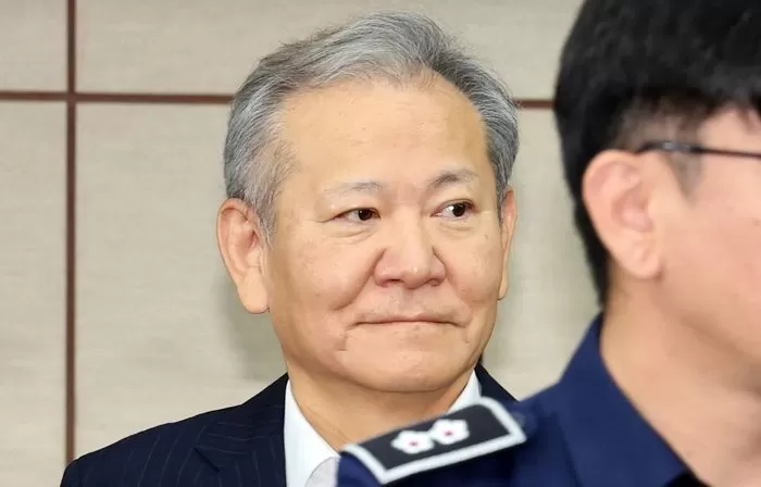 12·3 비상계엄 관련 언론사 단전·단수를 지시한 혐의로 구속기소 된 이상민 전 행정안전부 장관이 17일 오전 서울 서초구 서울중앙지방법원에서 열린 첫 공판에 출석하고 있다. 2025.10.17 / 뉴스1