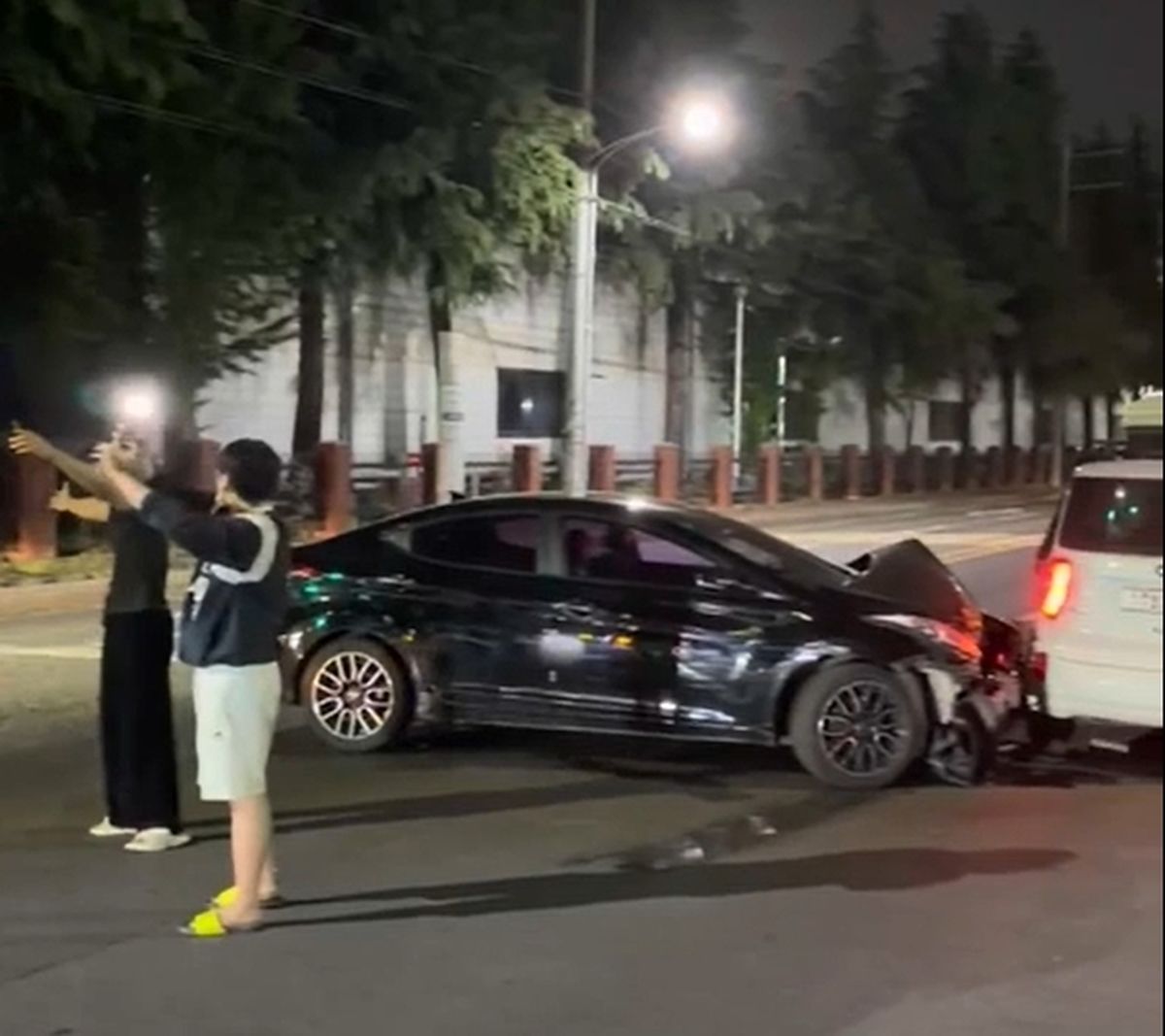 교통사고 현장 뛰어든 21세 청년들... ‘2차 사고’ 막은 용기 화제