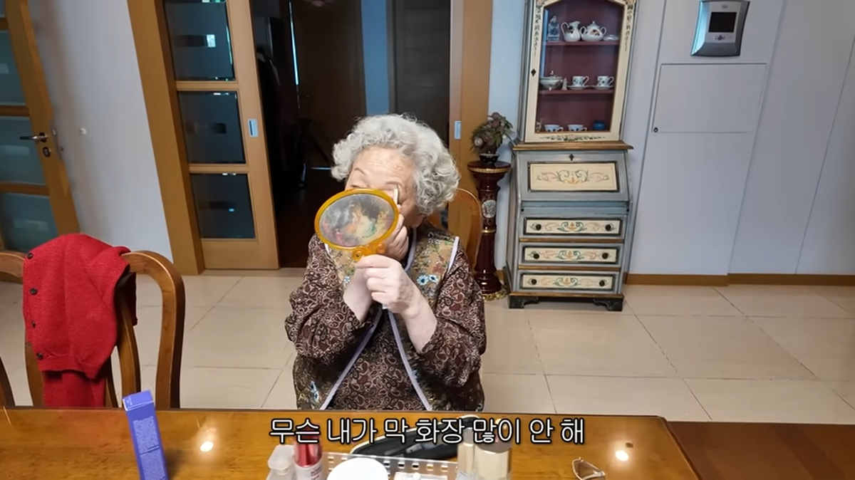 87세 할머니도 손쉽게 따라하는 시니어 메이크업(눈썹 그리는 법 _ 립스틱 블러셔 _ 베이스 양 조절) _ 구독자 이벤트 있음🙆🏻_♀️ 0-36 screenshot (1).png