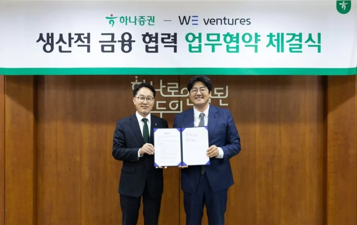 정영균 하나증권 IB그룹장(왼쪽)과 하태훈 위벤처스 대표이사가 생산적 금융 협력 업무협약식에서 기념촬영을 하고 있다. /사진=하나증권