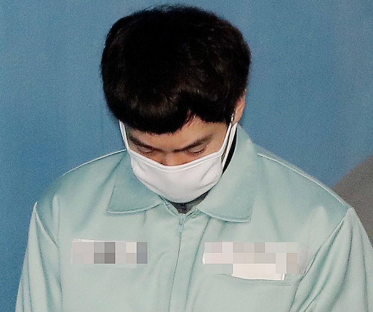 origin_수의입고법정걸어들어가는손승원.jpg