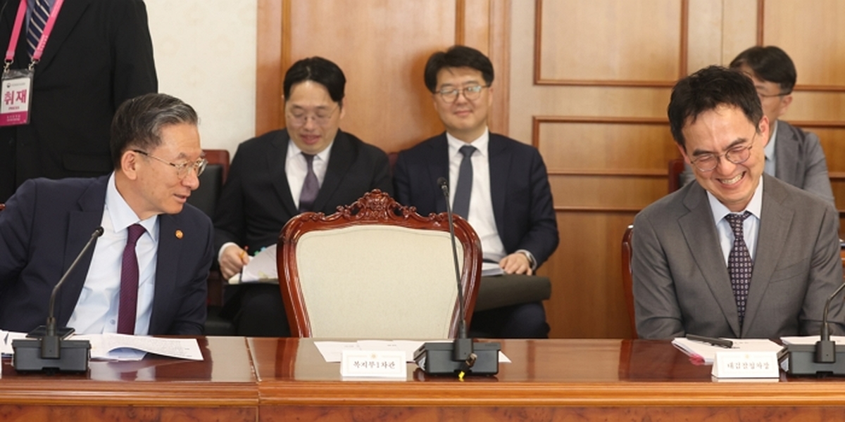 origin_웃으며대화하는정성호·구자현.jpg