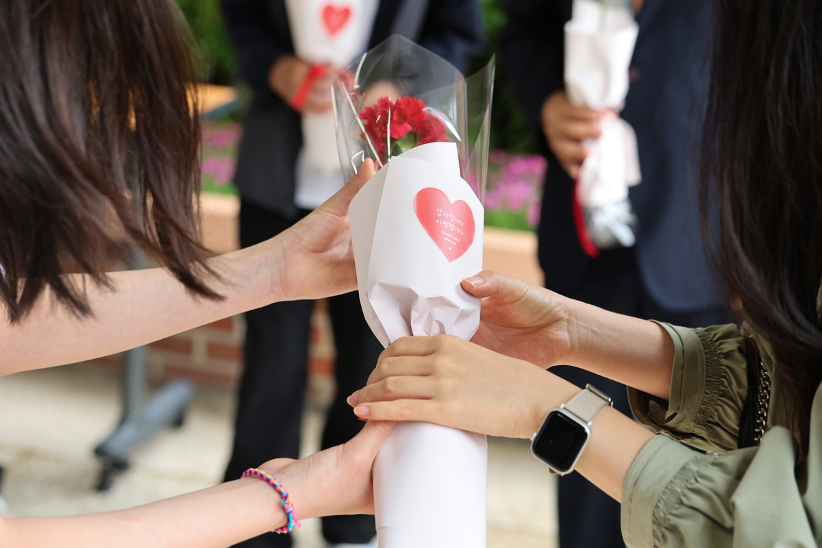 스승의 날인 15일 오전 서울 노원구 동일초등학교에서 선생님이 학생들에게 꽃을 선물받고 있다. 2025.5.15/뉴스1