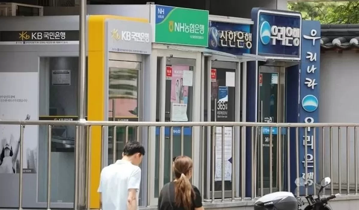 서울시내에 설치된 주요 은행들의 현금인출기 부스. / 뉴스1