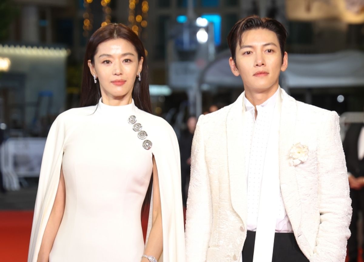 전지현 11년 만의 복귀작 '군체', 칸 홀렸다... 역대급 미모 갱신한 포토콜 현장