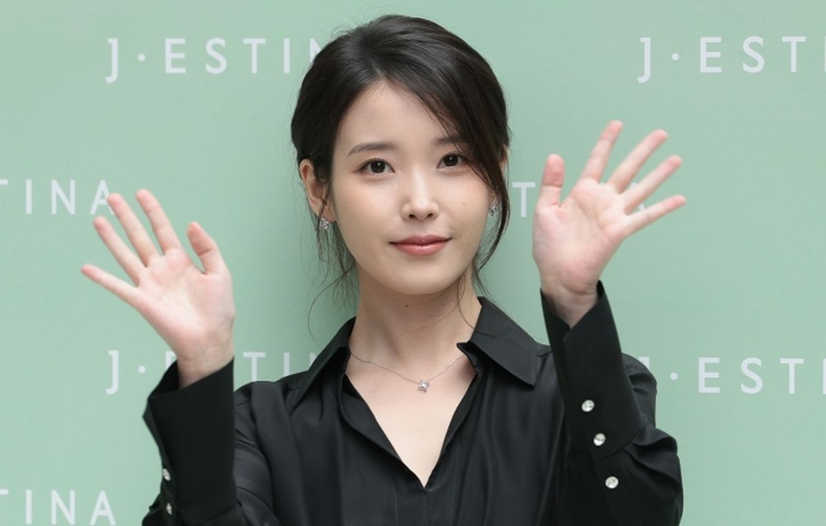 33살 생일 맞이한 아이유, 팬덤 ‘아이유애나’ 이름으로 또 3억원 기부했다