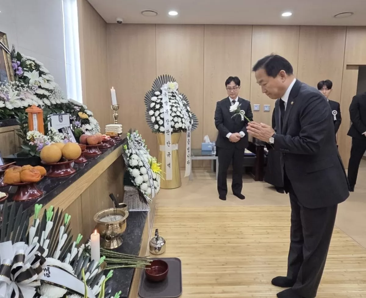 이두희 국방부차관이 5월 15일(금) 오후 국군수도병원 장례식장을 찾아 귀환 국군포로 故○○○님을 조문하고 있다. /사진제공=국방부.