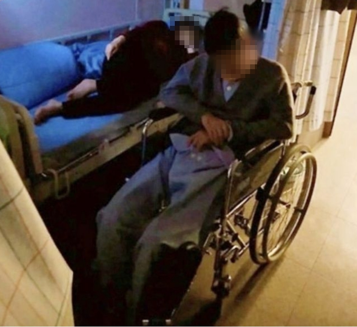 환자는 휠체어에, 중국 동포 간병인은 침대서 쿨쿨?... 