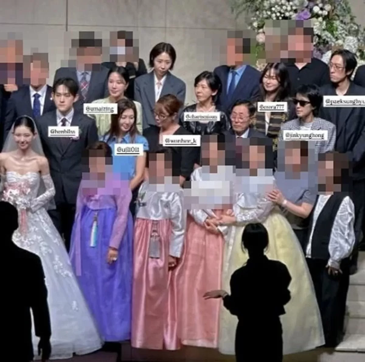 ‘故 최진실 딸’ 최준희 결혼식, 신부 가족 촬영 함께한 ‘이 하객들’ 정체... 가슴 먹먹