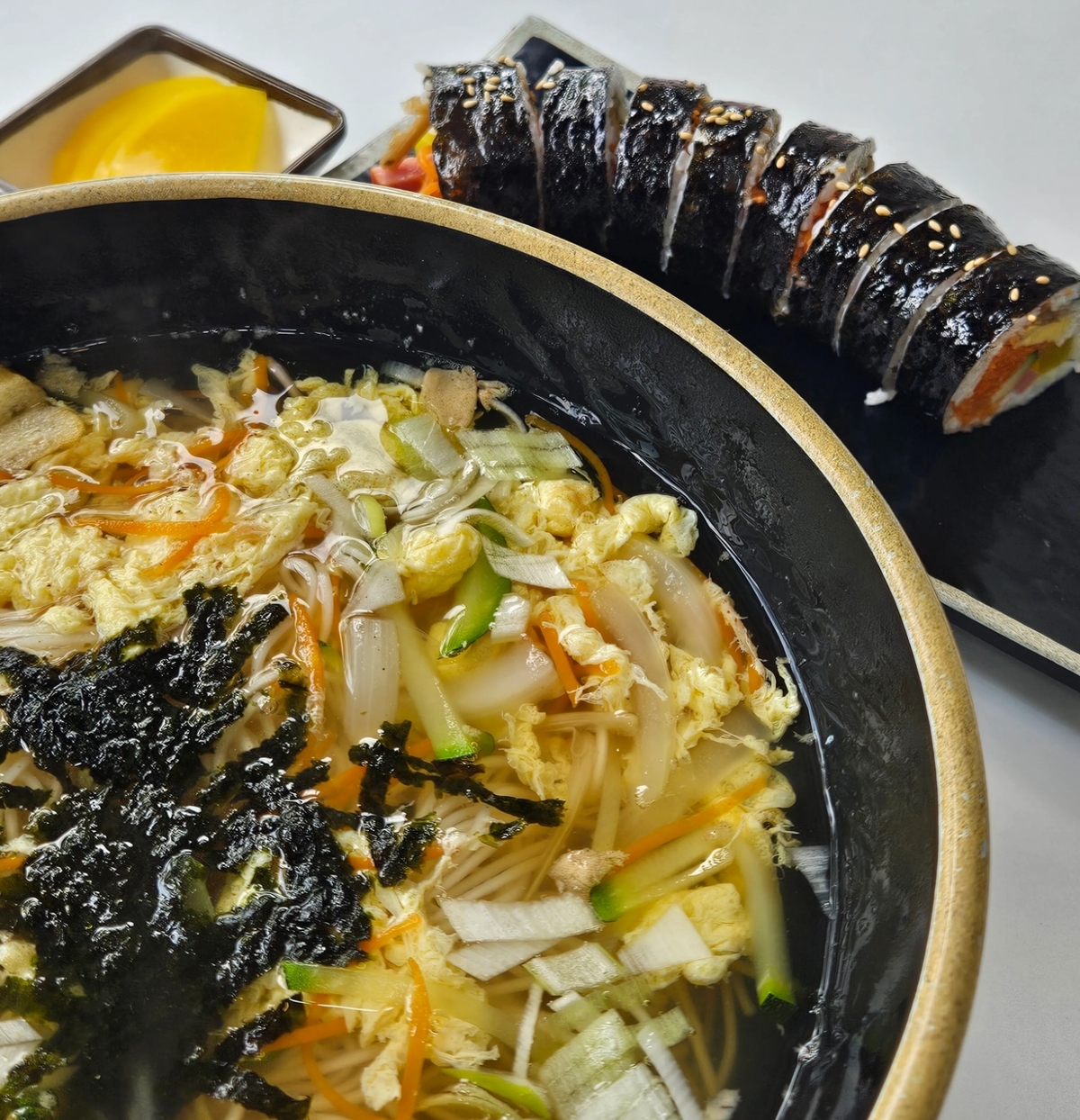 아기띠 메고 혼밥하던 엄마... 식당 사장은 