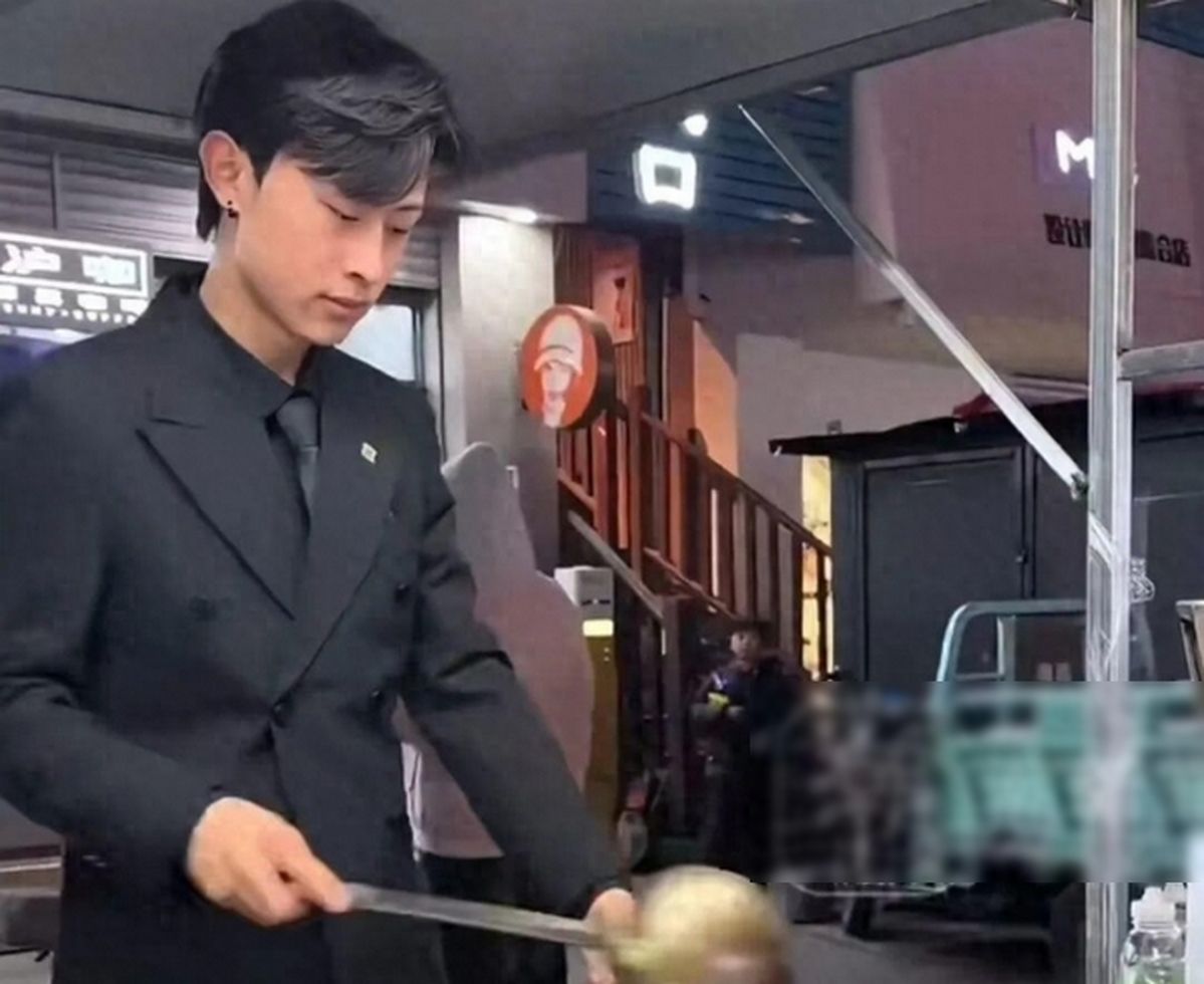야시장에 등장한 '정장남'... 매일 볶음밥 200인분 파는 남성의 남다른 성공 비결