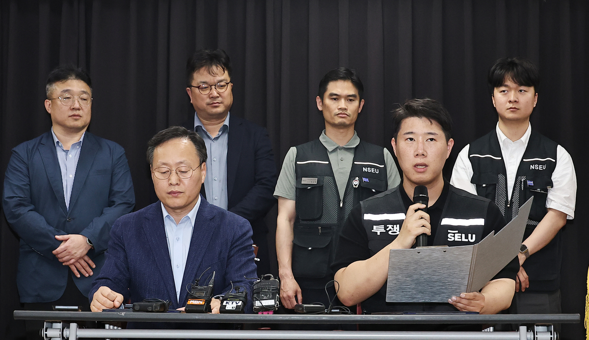 최승호 삼성그룹 초기업노동조합 삼성전자지부 위원장이 20일 경기 수원시 장안구 경기고용노동청에서 열린 삼성전자 임금협상을 마친 후 발언을 하고 있다. (공동취재) 2026.5.20/뉴스1
