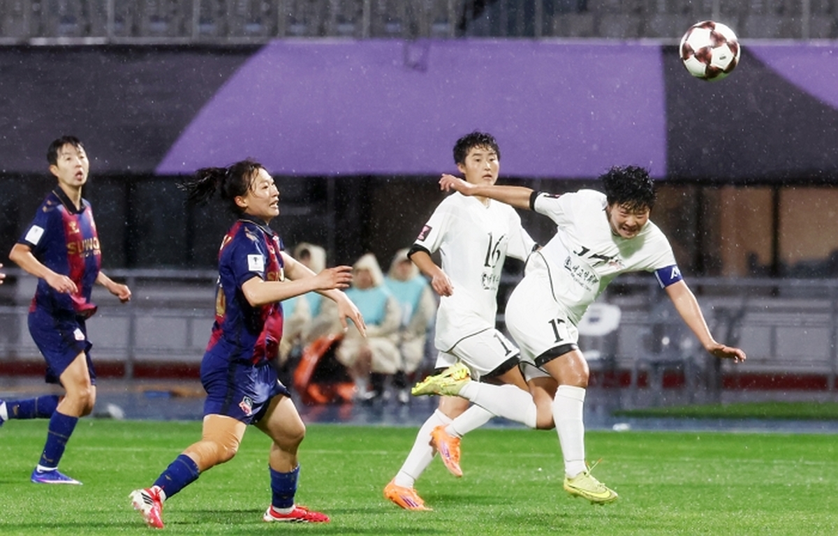 20일 오후 경기도 수원시 장안구 경수대로 수원종합운동장에서 열린 2025-2026 아시아축구연맹(AFC) 여자 챔피언스리그(AWCL) 4강 수원FC 위민과 북한 내고향여자축구단의 경기 / 뉴스1