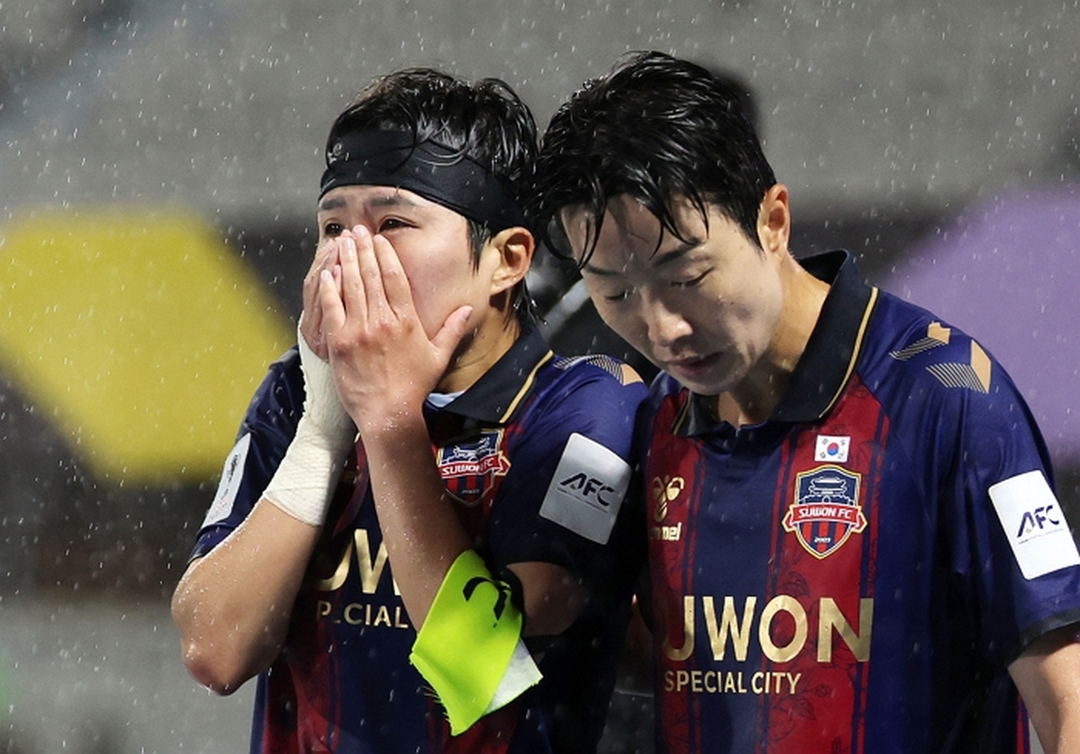20일 오후 경기도 수원시 수원종합운동장에서 열린 2025-2026 아시아축구연맹(AFC) 여자 챔피언스리그(AWCL) 4강 수원FC 위민과 북한 내고향여자축구단의 경기에서 2-1로 패한 수원FC 위민 지소연이 아쉬운 눈물을 흘리고 있다. 2026.5.20 / 뉴스1