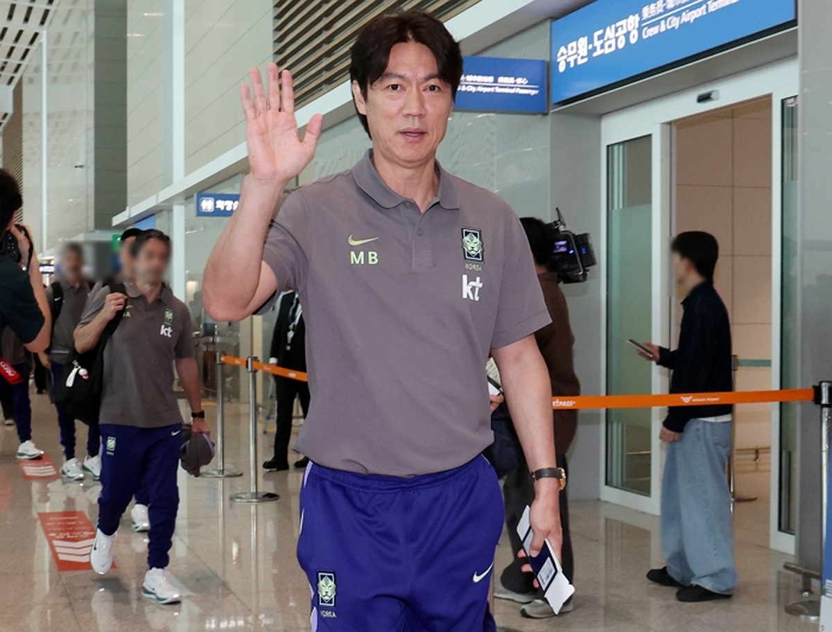 origin_취재진향해손흔드는홍명보감독.jpg