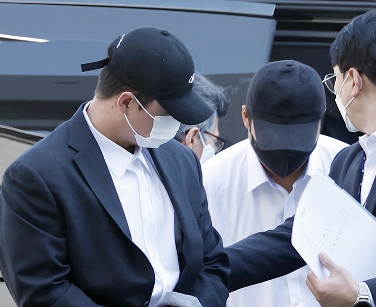 origin_모자와마스크로얼굴가린피의자들.jpg