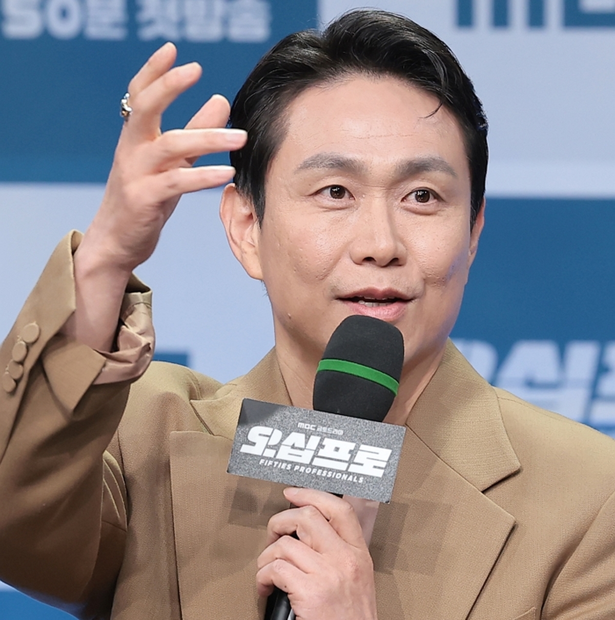 origin_인사말하는오정세.jpg