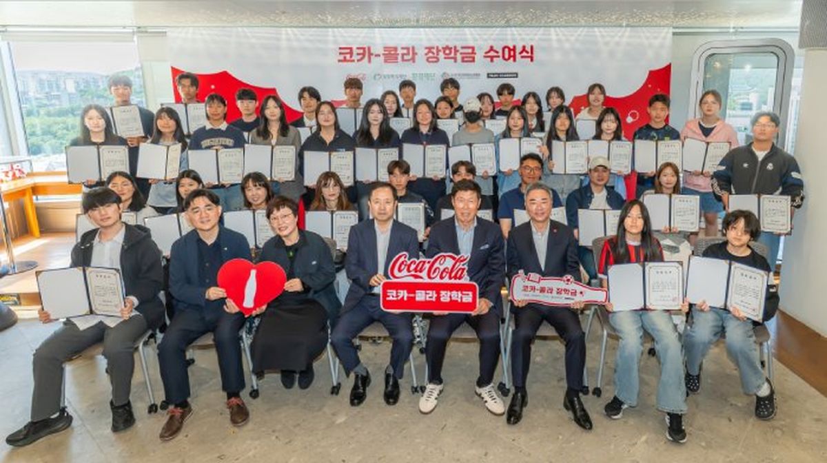 차범근·이영표 뜬 '코카-콜라 장학금 수여식'... 청소년 40명에게 1억 2천만원 전달