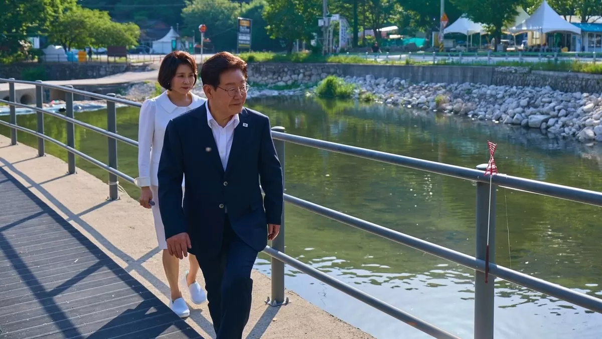 이재명 대통령과 김혜경 여사가 24일 경기 포천시 백운계곡을 찾아 현장을 둘러보고 있다. 연합뉴스