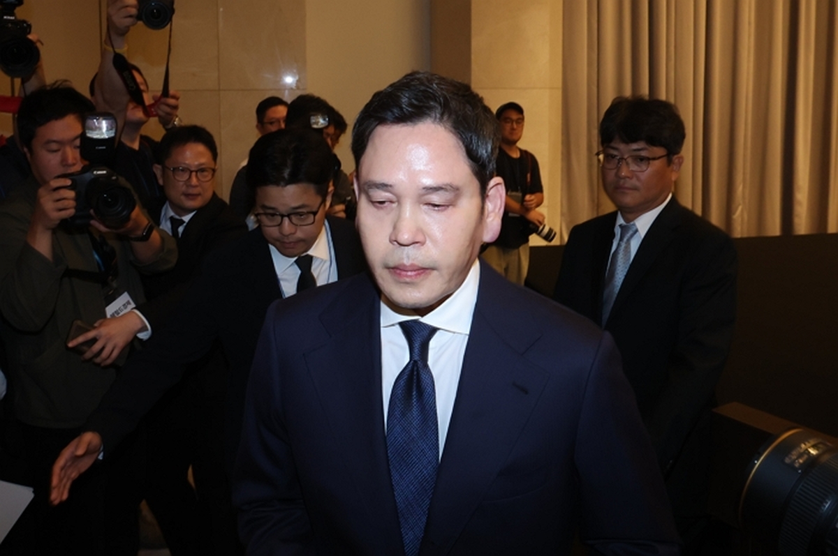 origin_기자회견장나서는정용진회장.jpg