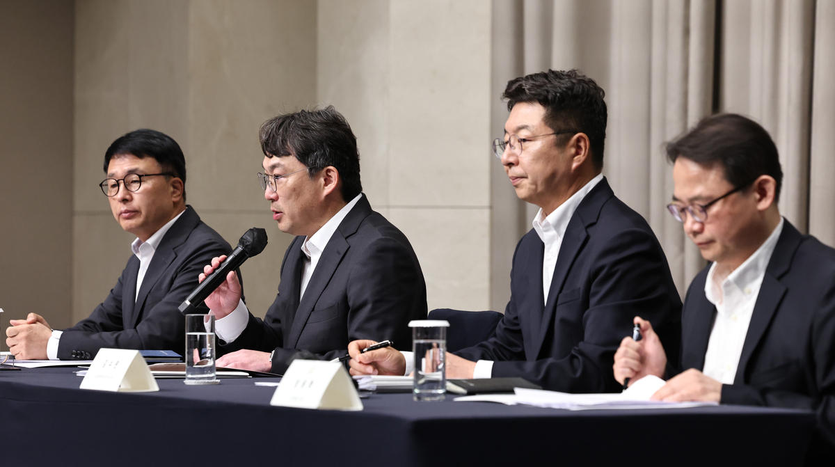 전상진 신세계그룹 경영총괄 부사장이 26일 서울 강남구 조선팰리스 호텔에서 스타벅스 '탱크데이' 논란 관련 내부 진상조사 결과를 발표하고 있다. 2026.5.26/뉴스1