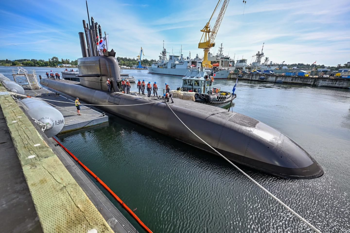 Photo by 대한민국 해군(R.O.K. Navy) on May 23, 2026. May be an image of submarine and text that says 'TO.L 너'..jpg