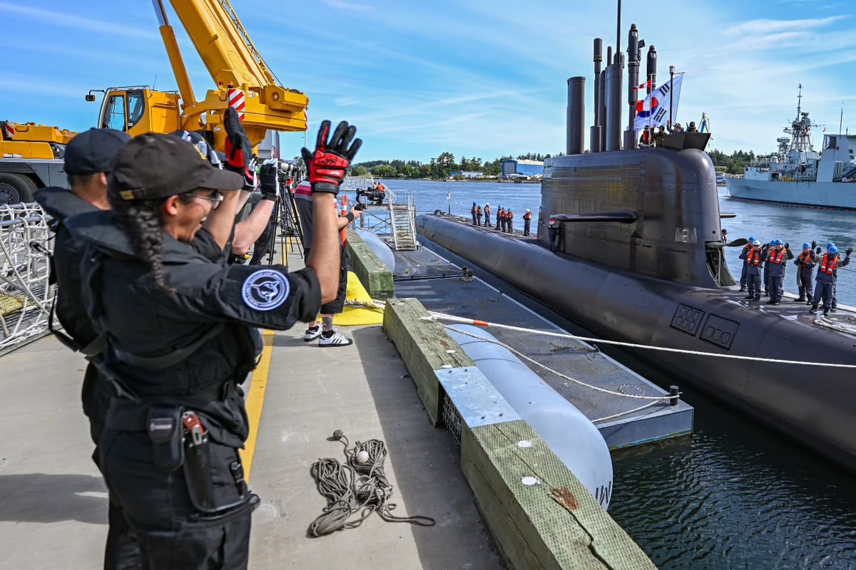 Photo by 대한민국 해군(R.O.K. Navy) on May 23, 2026. May be an image of submarine and text. (1).jpg
