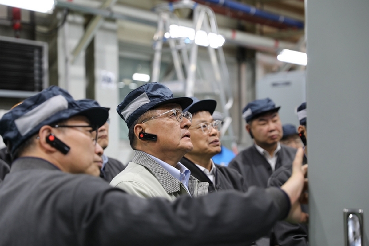 구자균 LS일렉트릭 회장이 청주사업장을 방문해 배전반 제품을 직접 살펴 보는 모습.JPG