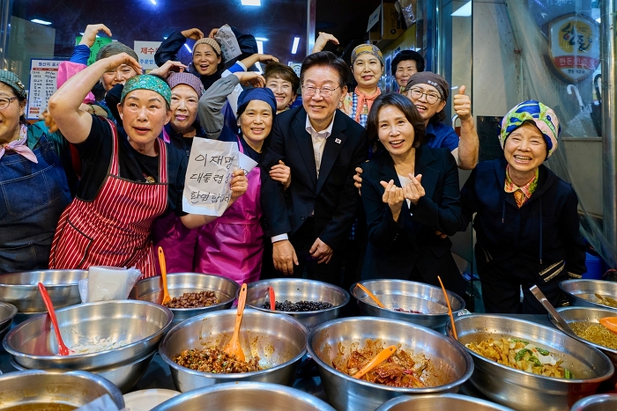 origin_외동전통시장상인들과기념촬영하는이재명대통령.jpg