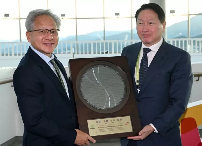 젠슨 황 엔비디아 CEO가 31일 경북 경주시 경주예술의전당에서 열린 아시아태평양경제협력체(APEC) CEO 서밋에 참석해 최태원 SK그룹 회장 겸 대한상의 회장으로 부터 SK하이닉스의 HBM4 반도체 웨이퍼를 선물로 받고 있다. 2025.10.31 / 뉴스1