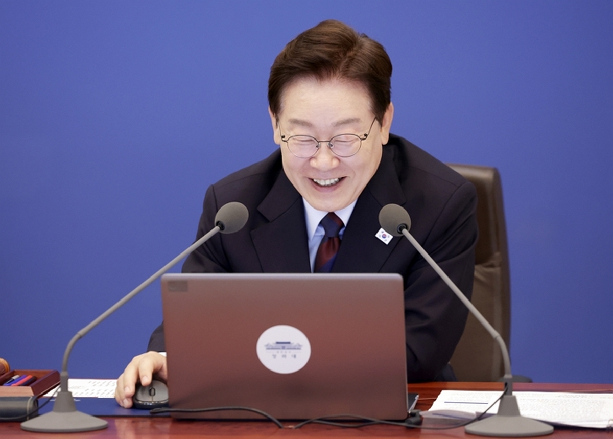 origin_미소짓는이재명대통령.jpg