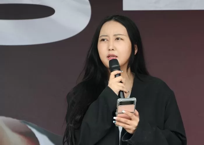 정유라 씨가 19일 오후 경기 수원 팔달구 지동시장에서 열린 강용석 무소속 경기도지사 후보의 6.1지방선거 출정식에서 찬조 연설을 하고 있다. 2022.5.19 / 뉴스1