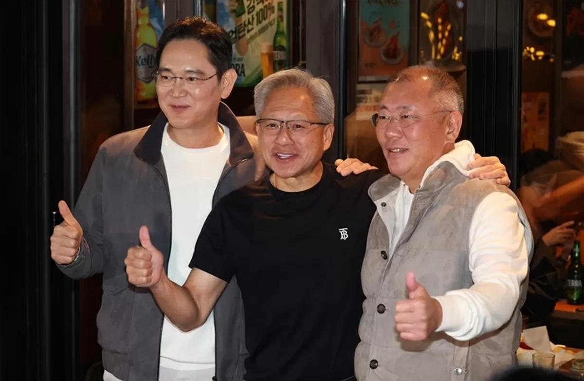 지난해 10월 30일 깐부회동 당시 기념 촬영하는 이재용·젠슨 황·정의선 / 뉴스1