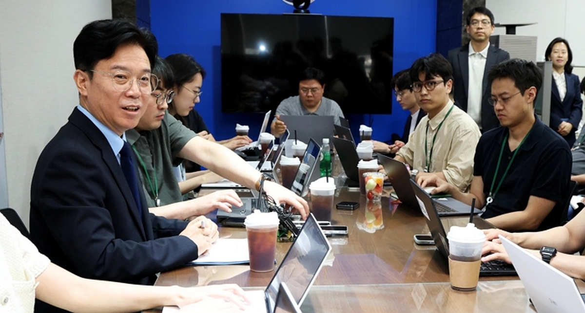 origin_출입기자단차담회발언하는김영훈장관.jpg