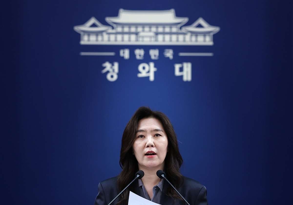 origin_현안브리핑하는강유정수석대변인.jpg