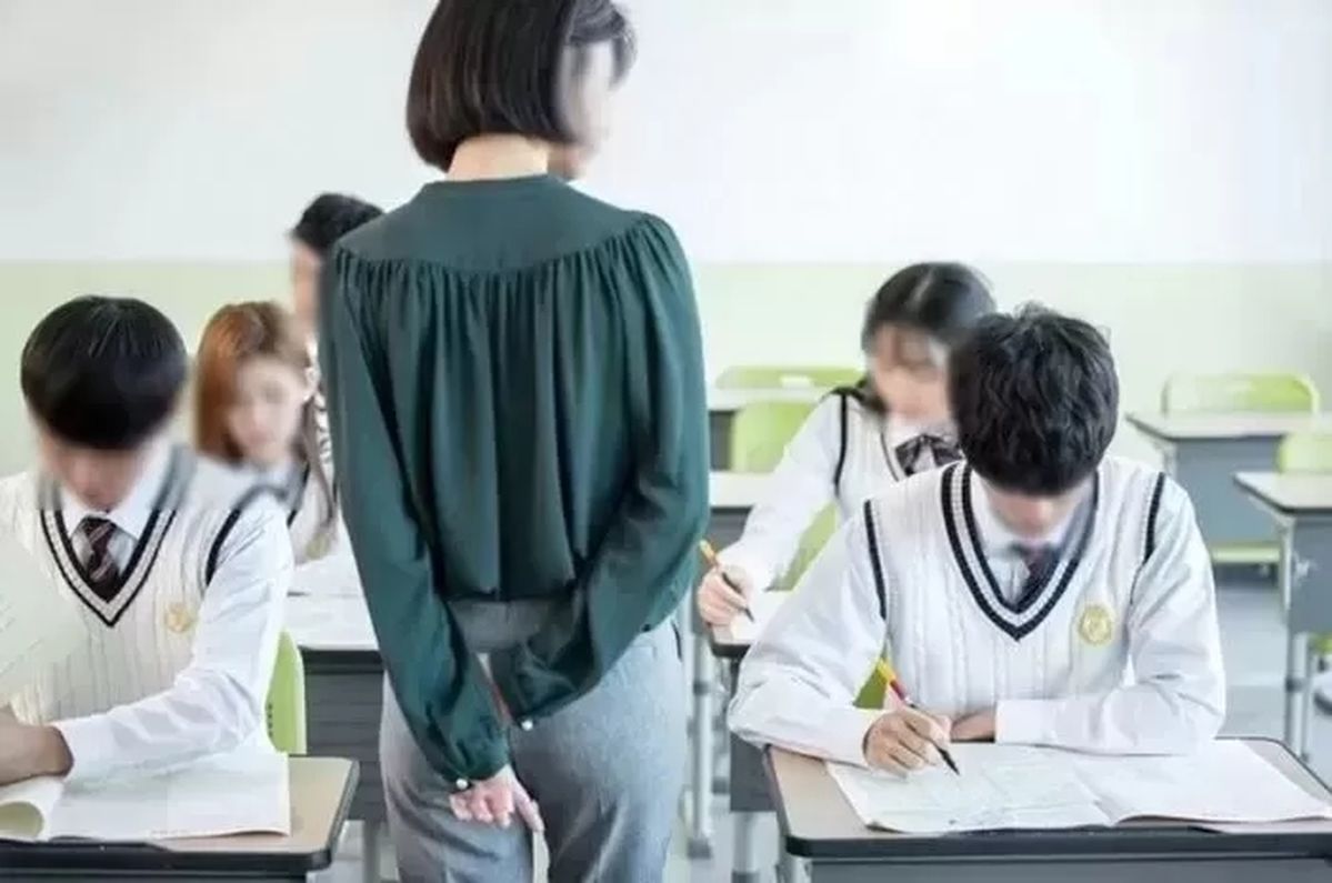 고교 재학 시절 여교사 몰카 180회 찍어 공유한 졸업생들, 실형 선고