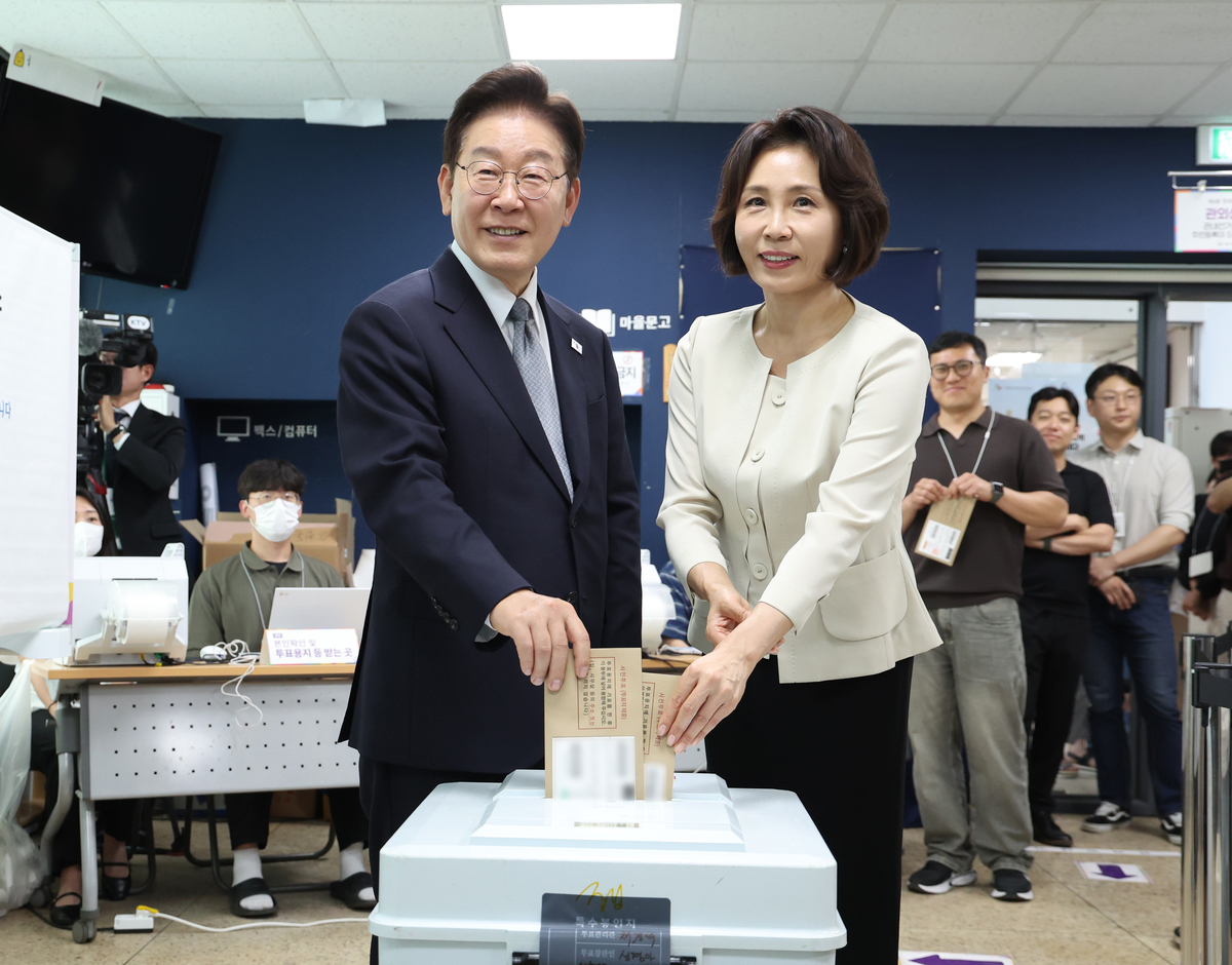 李대통령 부부, 6·3 지방선거 사전투표 첫날 삼청동서 투표... '계양을' 표 행사