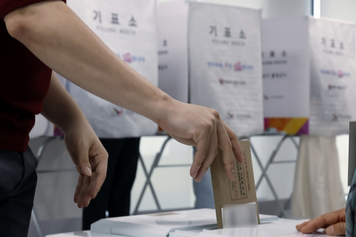 origin_사전투표하는유권자.jpg