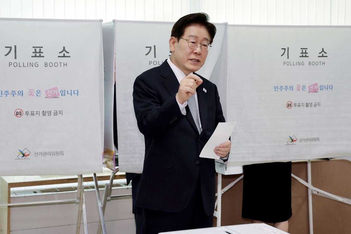 origin_투표과정문의하는이재명대통령.jpg