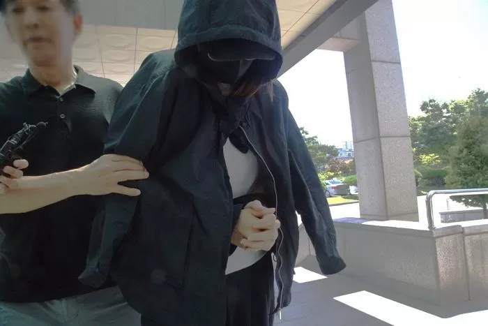 지난해 7월 23일 '안동 시험지 유출 사건'의 피의자인 학부모 A씨가 대구지방검찰청 안동지청에 송치되고 있다. / 뉴스1