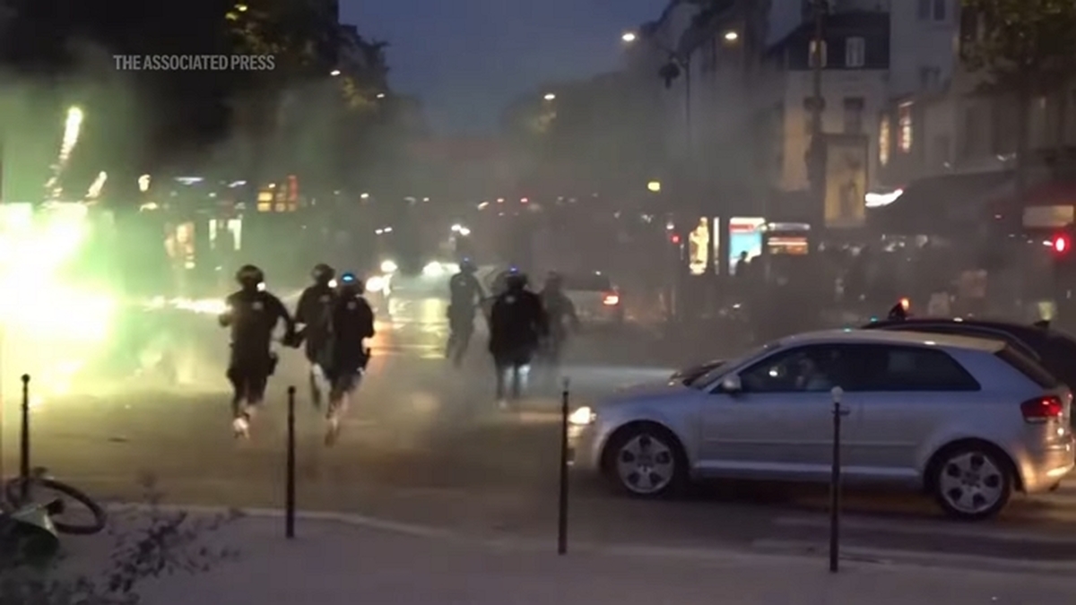 Violence erupts in Paris during PSG's Champions League title celebrations 0-32 screenshot (1).jpg