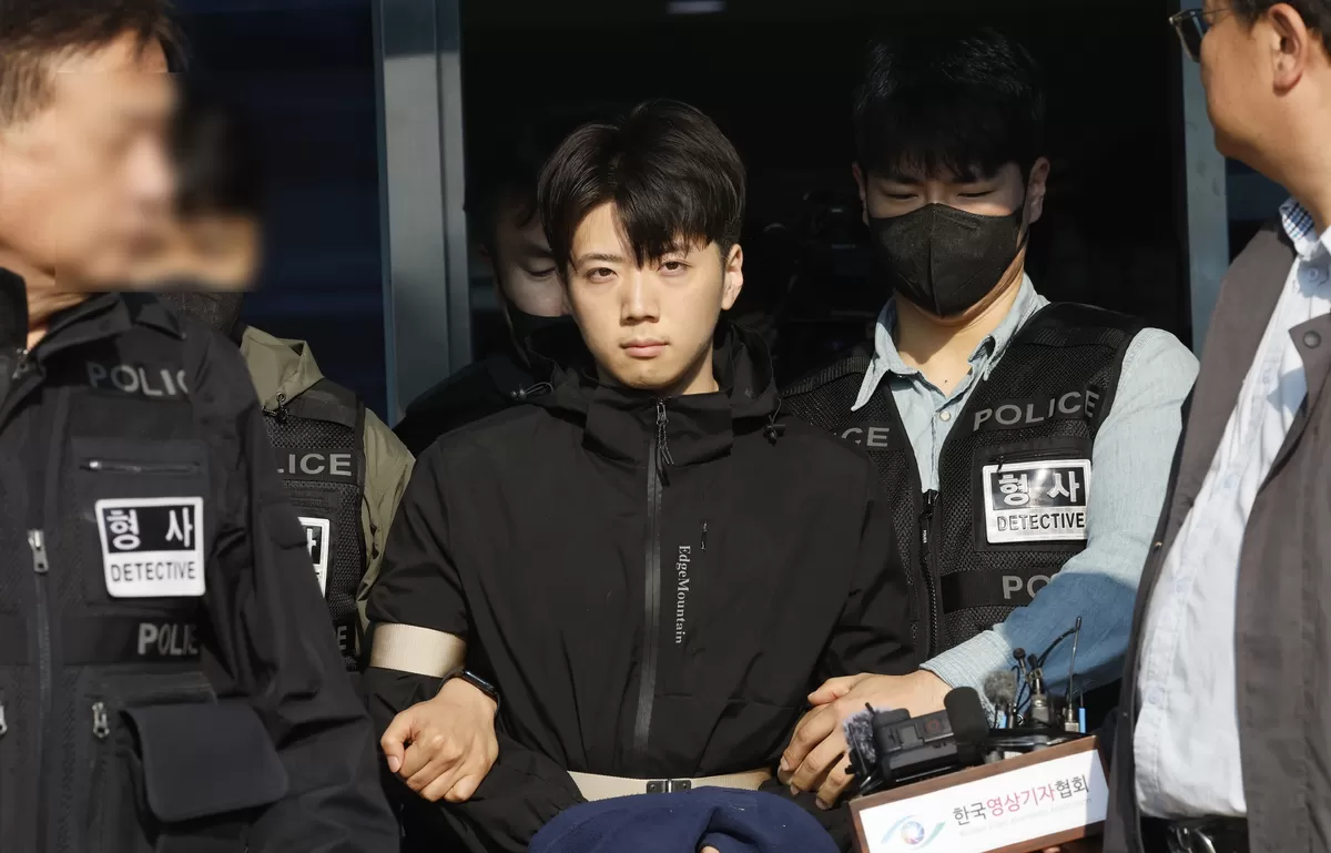어린이날 광주 도심에서 일면식 없는 여고생을 살해해 살인·살인미수 등의 혐의를 받는 장윤기(23)가 14일 오전 광주 서부경찰서에서 검찰에 송치되고 있다. 장윤기는 이날 광주에선 처음으로 신상이 공개됐다. 2026.5.14/뉴스1